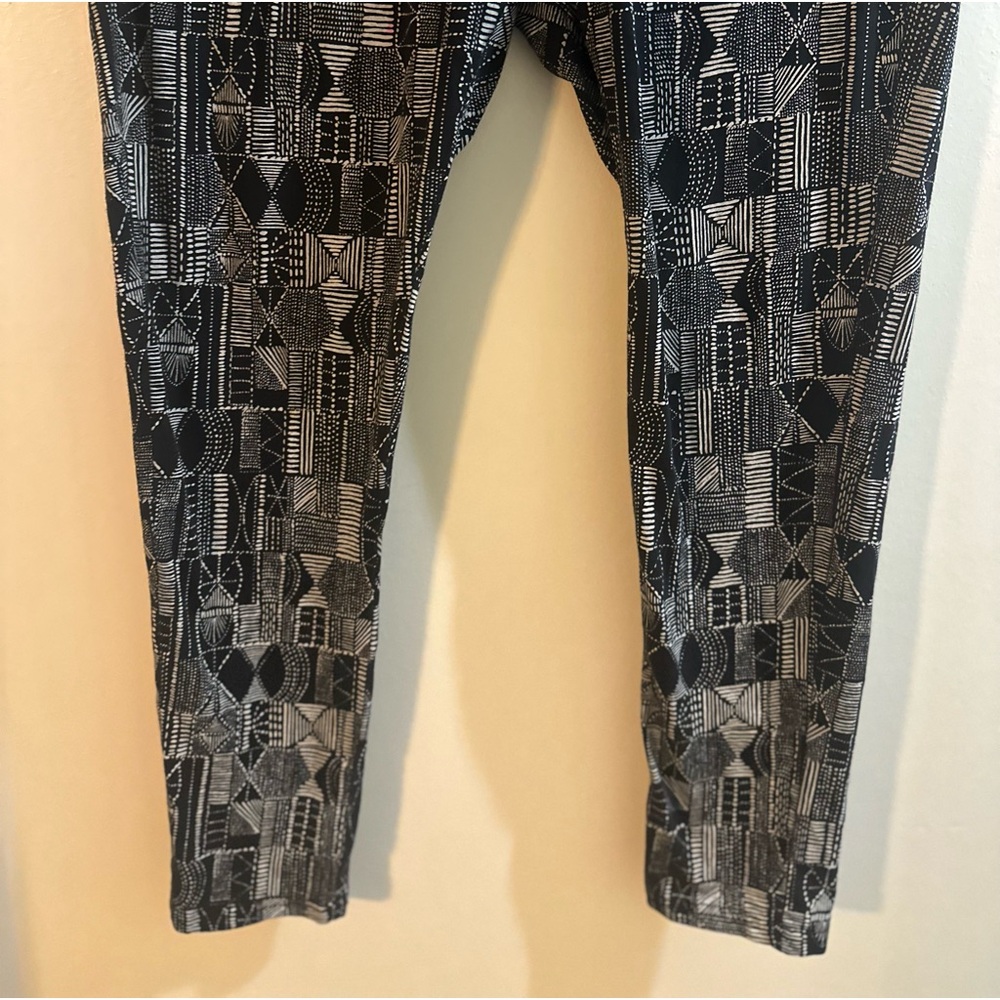 Torrid Black and Cream Patterned Leggings - Picture 3 of 7